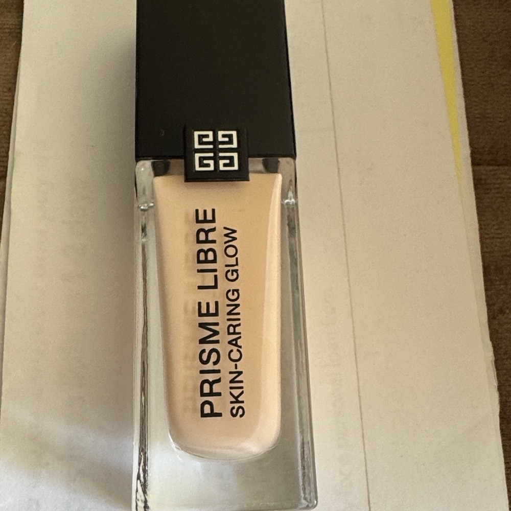 Givenchy Prisme Libre Skin-Caring Glow Foundation - Light Cream N-180